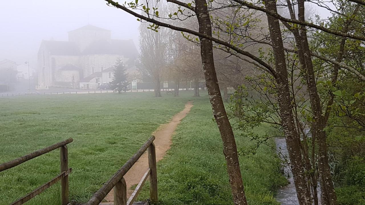 Bed and Breakfast Sakura Fontaine-le-Comte Экстерьер фото